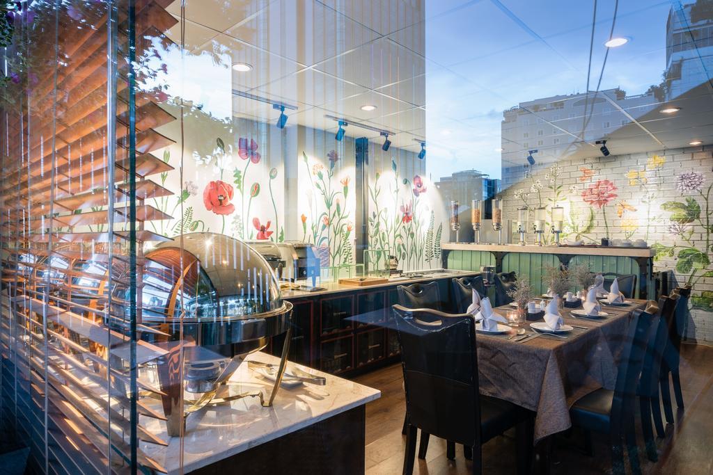 Отель Asian Ruby Center Point & 3*